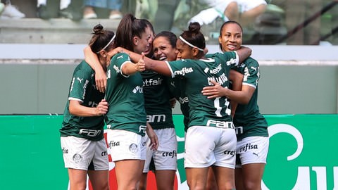 Palmeiras vence o Corinthians e segue líder do Brasileirão feminino