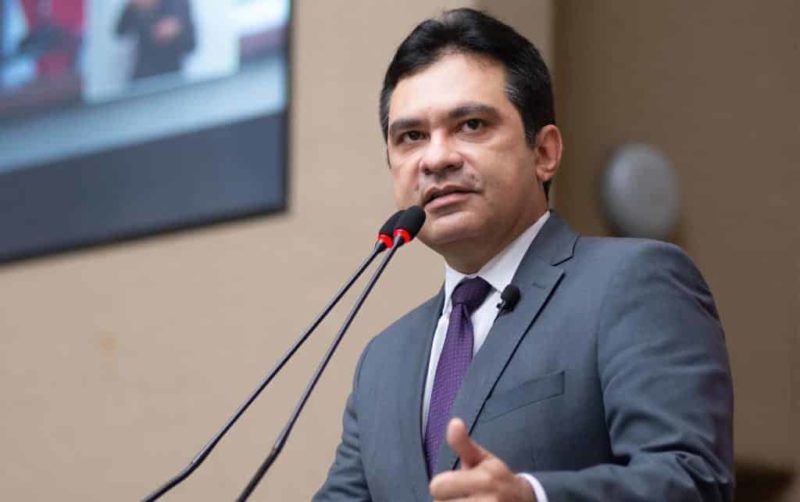 Pizza na CPI, gasto milionário do Cotão e faltas cruzam caminho de Álvaro Campelo