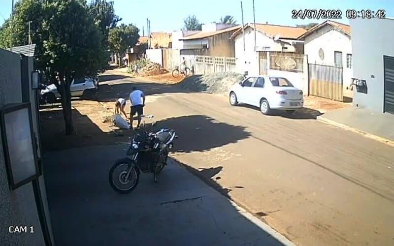 Vídeo: Homem atira em vizinho que varria calçada