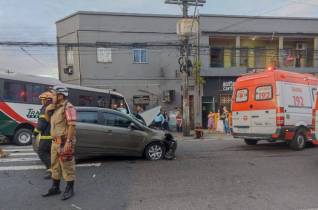 Três ficam feridos em acidente entre carro de aplicativo e micro-ônibus em Manaus