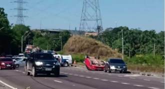 Para salvar o filho, homem capota carro em avenida de Manaus