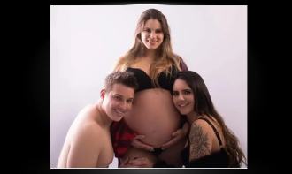 Bebê de trisal nasce e recebe sobrenome dos três pais: 'estamos completos'