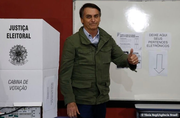 Bolsonaro recebe embaixadores internacionais para mostrar fragilidade das urnas