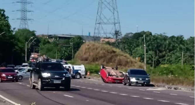 Para salvar o filho, homem capota carro em avenida de Manaus