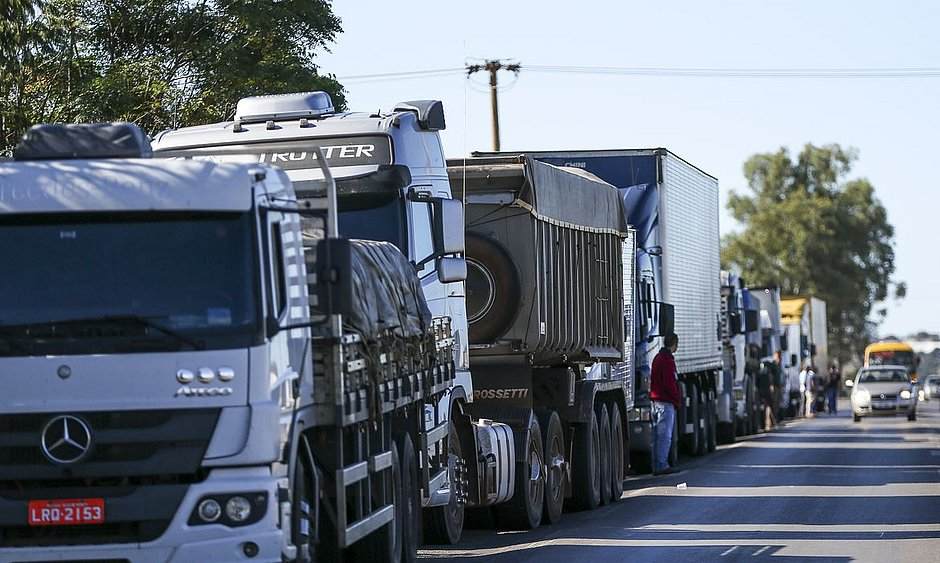 Parte dos líderes dos caminhoneiros abre diálogo com rivais de Bolsonaro