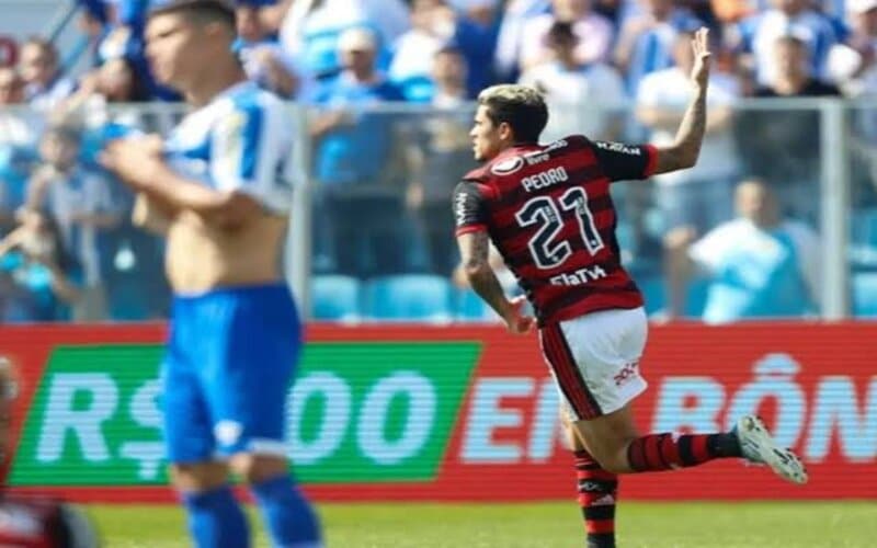 Na estreia de Vidal, Flamengo vira sobre Avaí com dois gols de Pedro 