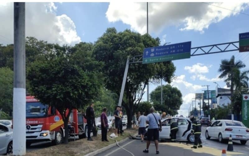 Mulher fica presa às ferragens durante acidente de carro em Manaus 