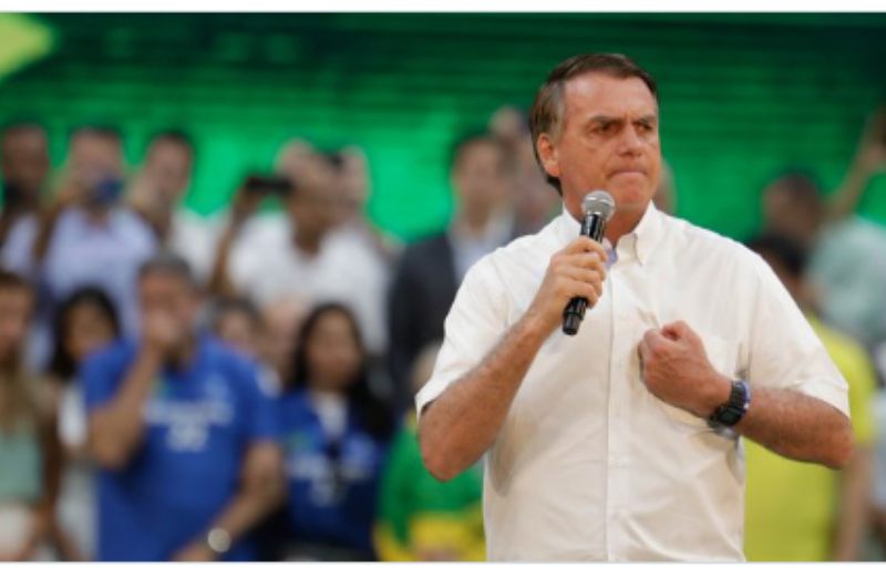 ‘Povo armado jamais será escravizado; comprem suas armas’, afirma Bolsonaro