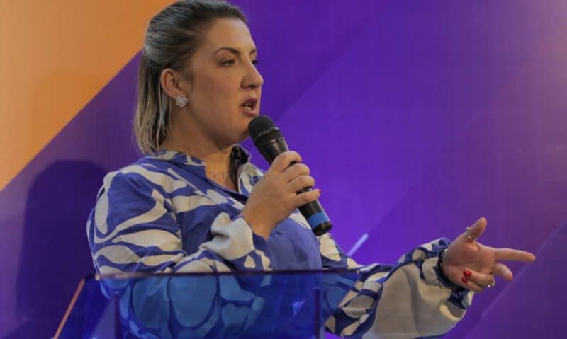 Nova presidente da Caixa toma posse e garante: 'a gente vai bancar a causa das mulheres