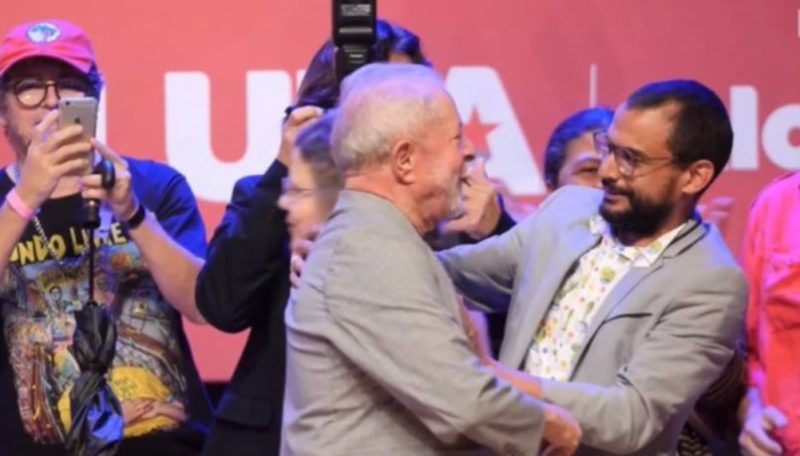 Vídeo mostra evento com Lula onde poeta ameaça Bolsonaro: ‘o povo lá sabe dar facada’