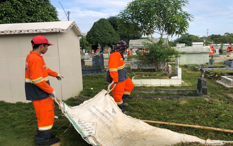 Cemitérios de Manaus recebem reforço na limpeza para receber visitantes no Dia dos Pais