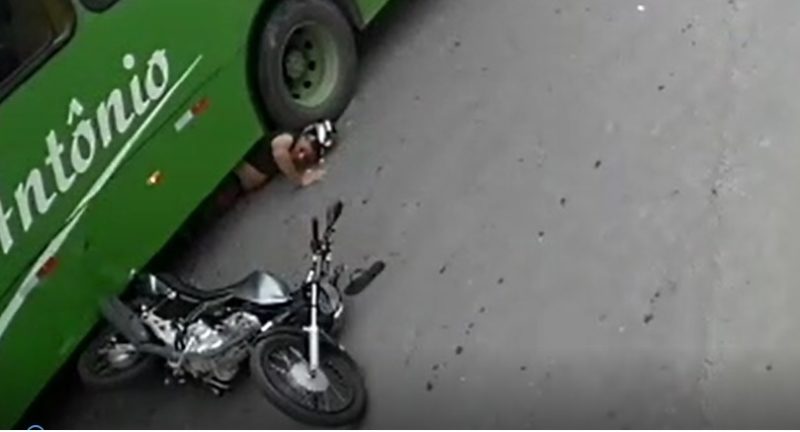 Veja vídeo: motociclista é salvo pelo capacete de ter cabeça esmagada por ônibus
