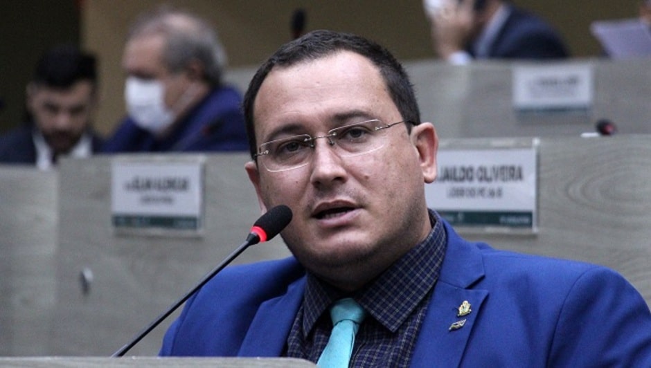 Vereador repudia linguagem neutra após subsecretária falar 'todes' na Câmara de Manaus