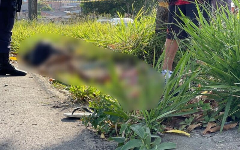 Motociclista e passageiro morrem após veículo colidir contra árvore em avenida de Manaus
