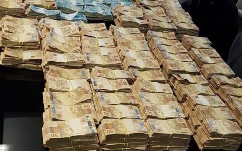 Homem rouba dízimo de padre e distribui R$ 40 mil nas ruas