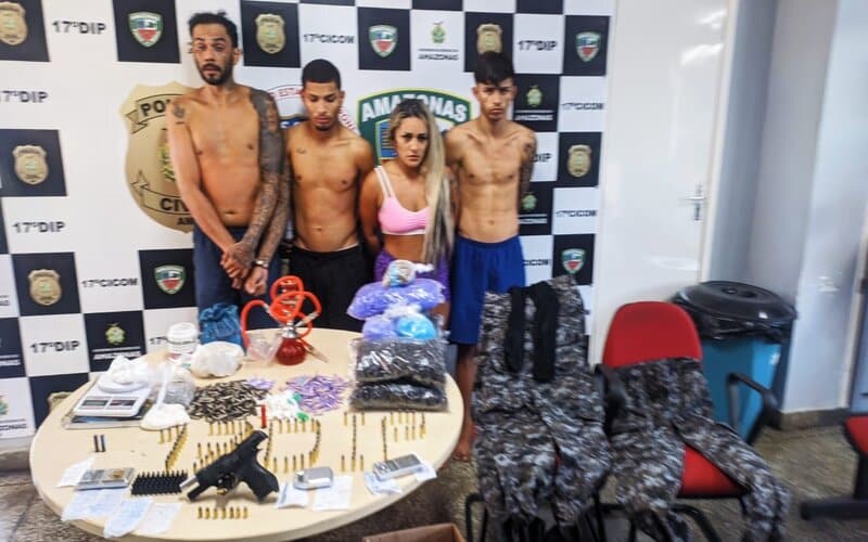 Quarteto é preso com fardas da Rocam, armas e drogas em Manaus