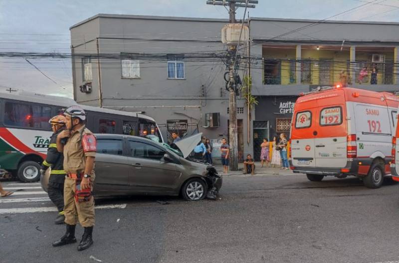 Três ficam feridos em acidente entre carro de aplicativo e micro-ônibus em Manaus