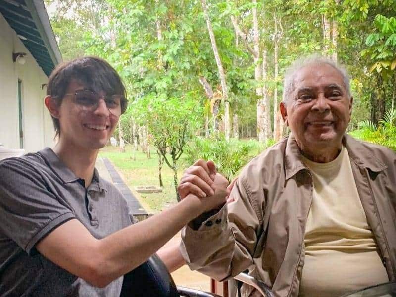Aos 82 anos, Amazonino Mendes aparece ao lado de Amom para ‘encontro da juventude’