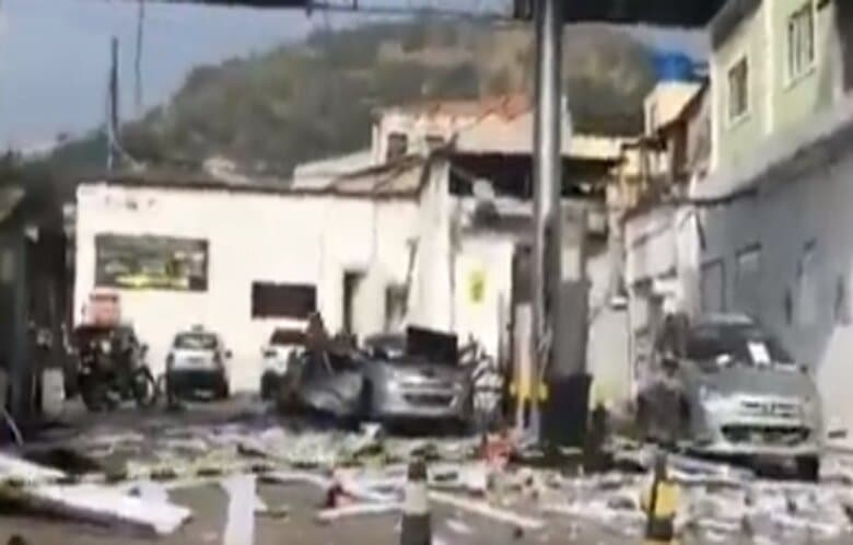 Vídeo: carro explode em posto de combustíveis e deixa dois feridos