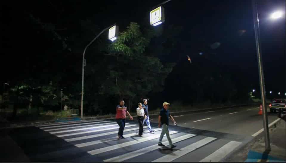 Iluminadores de faixa de pedestre são implantados em Manaus