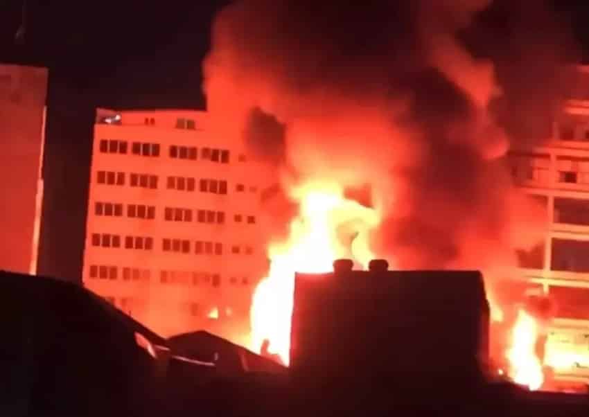 Incêndio atinge prédio comercial na região da 25 de Março, no centro de São Paulo