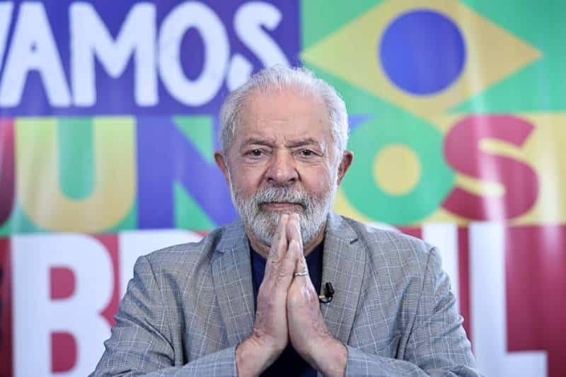 Lula diz em entrevista que 'fica muito à vontade' para discutir corrupção