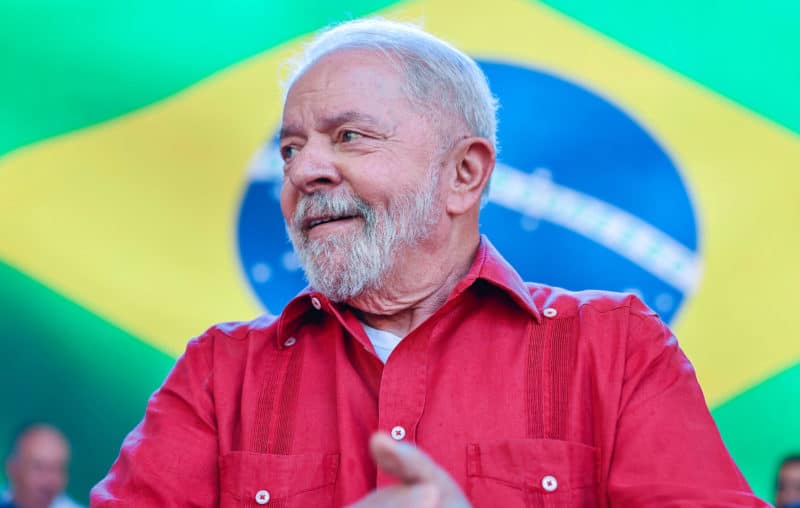 Comício de Lula em São Paulo tem verde-amarelo e bandeira do Brasil