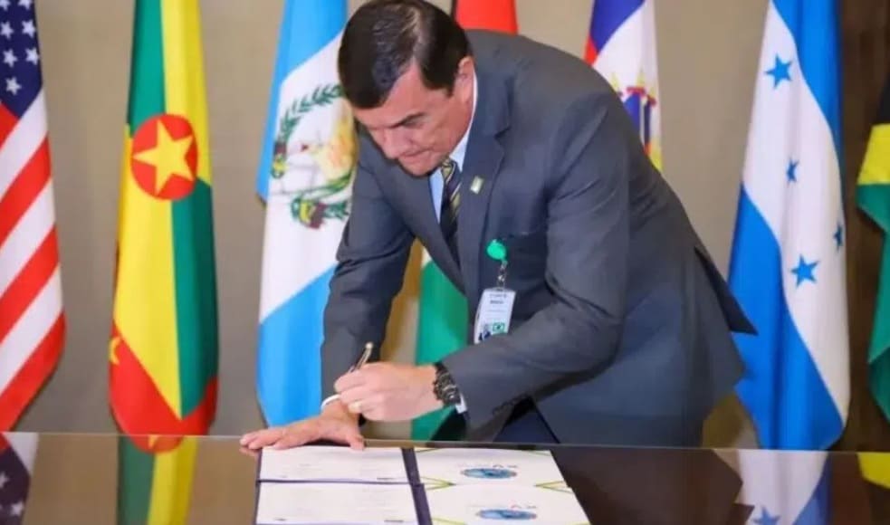 Ministro da Defesa do Brasil assina carta pró-democracia, porém discorda sobre Rússia