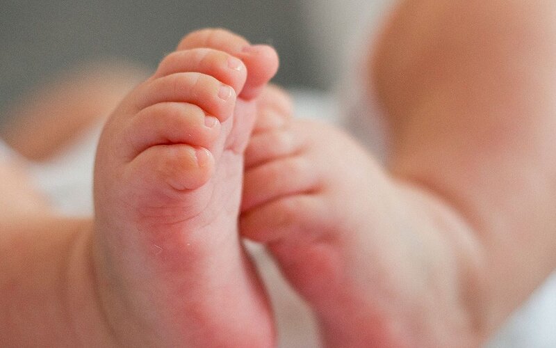 Bebê de dois meses morre após ser amamentado pela mãe em Manaus