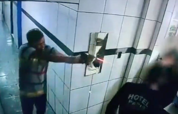 Veja vídeo: Jovem é executado a tiros em hotel no Centro de Manaus