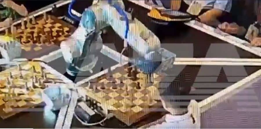 Vídeo: robô quebra dedo de menino de 7 anos durante partida de xadrez
