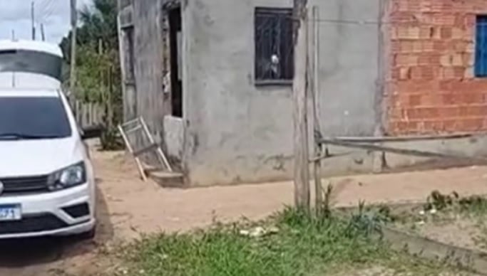 Homem encontra vizinho morto, dentro de casa, em Manaus