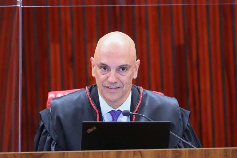 Moraes nega pedido da PGR e mantém apuração sobre empresários