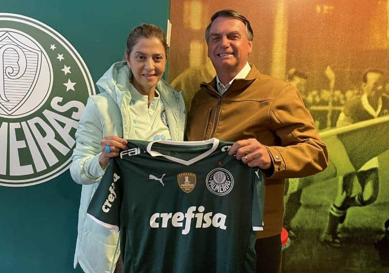 De folga, Bolsonaro vai ao estádio e ganha 'mimo' da presidente do Palmeiras