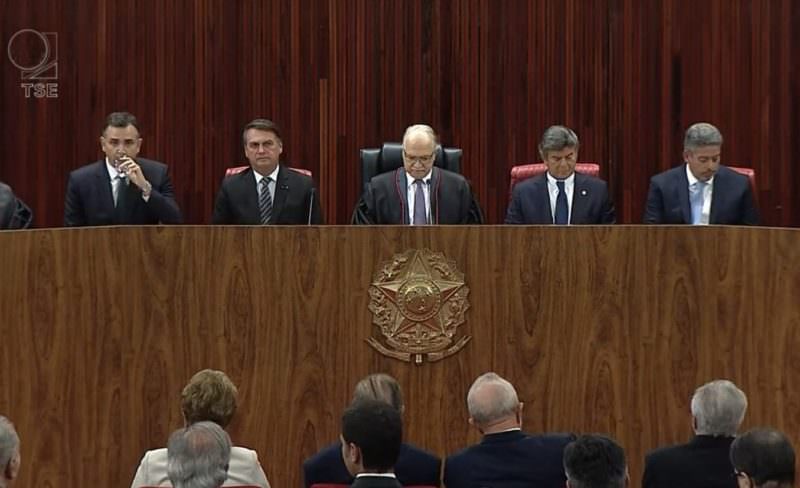 Frente a frente, Lula afirma que Bolsonaro estava 'muito incomodado' na posse do TSE