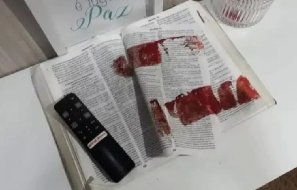 Obreiro evangélico mata esposa com facão e limpa arma do crime na Bíblia da família