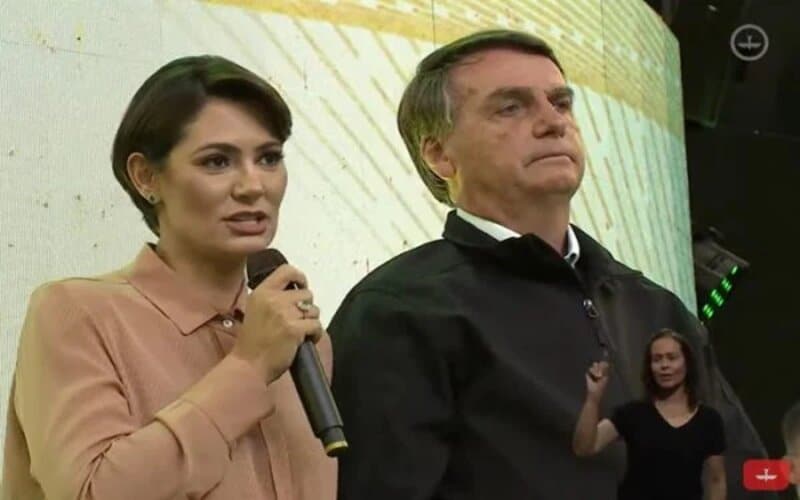 'Guerra do bem contra o mal', diz Michelle em culto com Bolsonaro