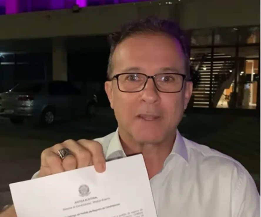 Chico Preto leva registro de candidatura ao TRE e manda indireta a Menezes