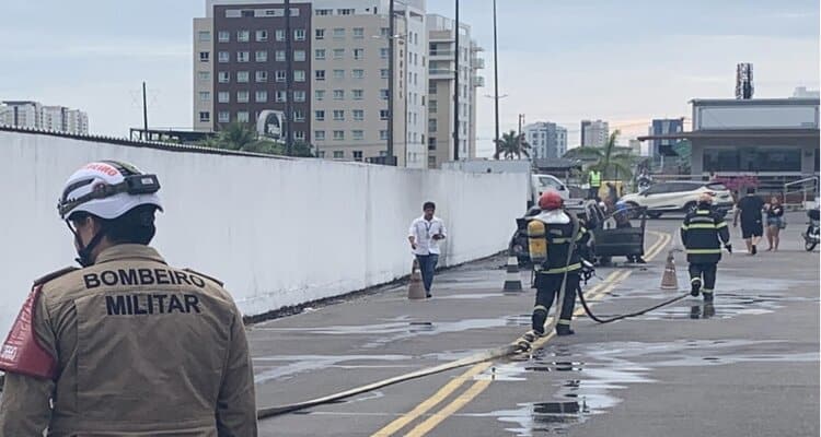 Carro parado pega fogo em estacionamento de supermercado em Manaus 
