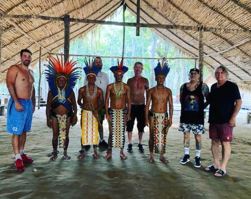 Baixista da banda Guns N’ Roses aproveita vinda a Manaus para conhecer as belezas da Amazônia