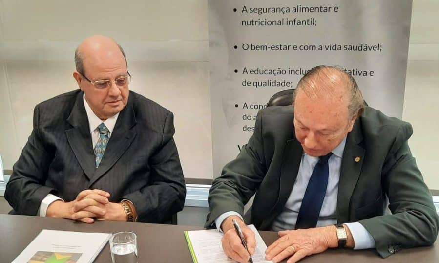 Eymael assina termo de compromisso -Presidente Amigo da Criança