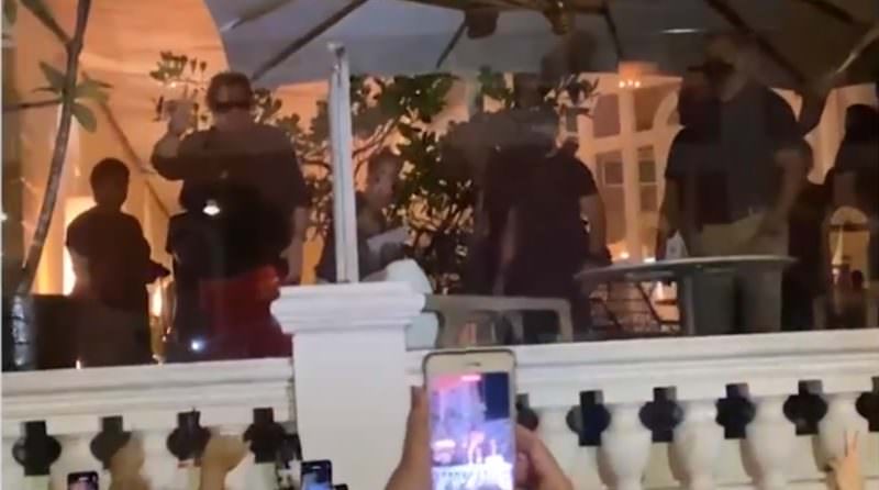 Axl Rose acena para fãs da sacada do hotel em Manaus; veja vídeo