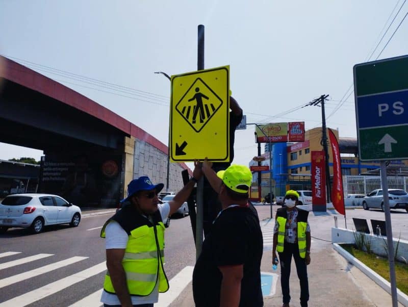 Prefeitura instala placas e faixas de pedestres com mais visibilidade em avenidas de Manaus