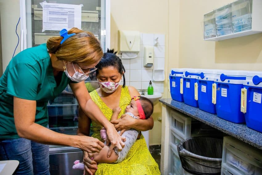 Manaus realiza busca ativa de casa em casa para vacinar crianças menores de 1 ano