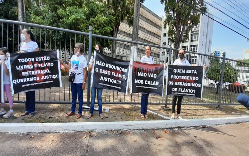 Familiares fazem protesto em frente ao Fórum de Manaus por justiça para o engenheiro Flávio