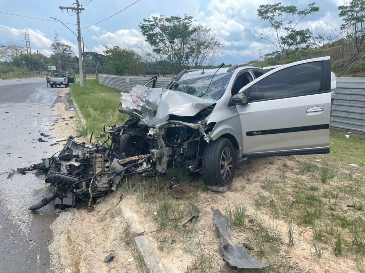 Grave acidente destrói carro e caçamba na AM-010; veja fotos