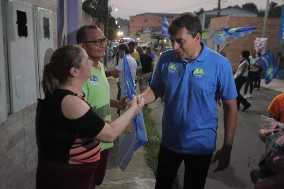 Em caminhada no bairro Redenção, Wilson Lima percorre ruas que receberam trabalhos do Asfalta Manaus