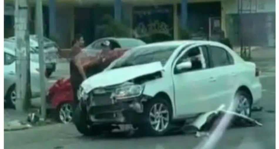 Homem fica ferido após grave acidente de carro em avenida de Manaus  