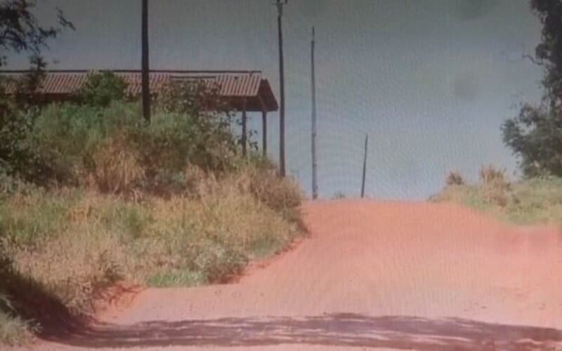 Mulher agride namorado da filha ao flagrar os dois dormindo juntos na chácara