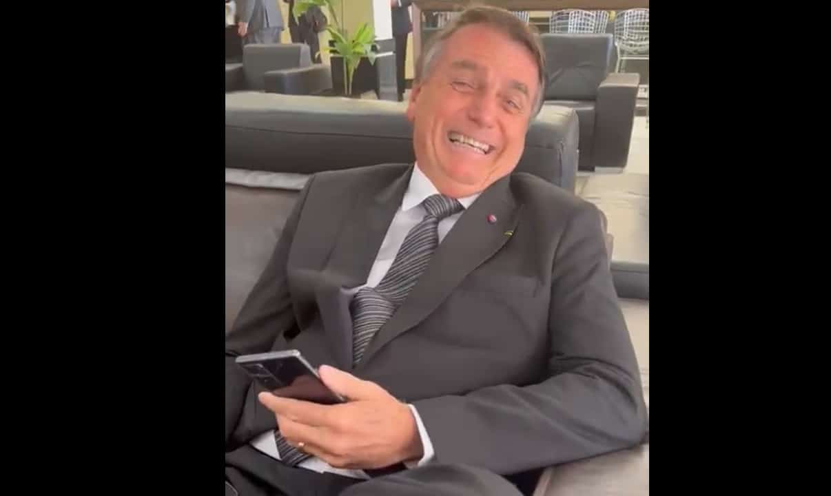 Vídeo: Bolsonaro sorri antes de entrevista ao JN e diz que vai 'mandar beijo' para Bonner